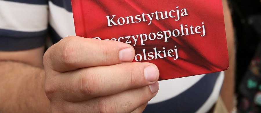 Komisja Europejska zapowiedziała, że oceni ustawę o Trybunale Konstytucyjnym w ramach prowadzonej procedury ochrony praworządności, kiedy prace nad nią zostaną w Polsce zakończone. "Dialog w ramach procedury praworządności trwa. Komisja śledzi proces prawny w Polsce bardzo dokładnie. Odnotowujemy, że prace nad ustawą w sprawie funkcjonowania TK nie zostały jeszcze ukończone. Wczoraj dokonano kroku w całej procedurze. Oczywiście ocenimy to prawo, jak zostanie ostatecznie przyjęte" - powiedziała w Brukseli rzeczniczka KE Mina Andreewa.