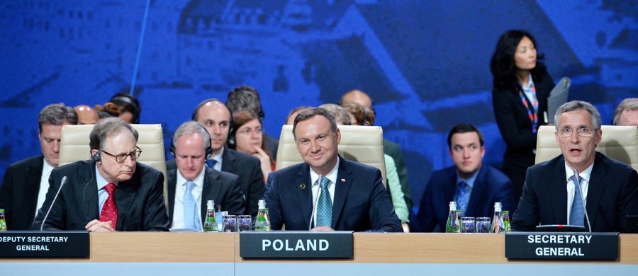 Paryż wkłada kij w szprychy na szczycie NATO w Warszawie. Francja chce, by flanka wschodnia została wzmocniona tylko "czasowo". Jak ustaliła dziennikarka Katarzyna Szymanska – Borginon Paryż zabiega, by w komunikacie końcowym ze szczytu sojuszu, znalazł się zapis o tym, że ustalenia o wzmocnieniu flanki wschodniej zostaną poddane po pewnym czasie "ocenie i analizie". Co może to oznaczać dla Polski? 