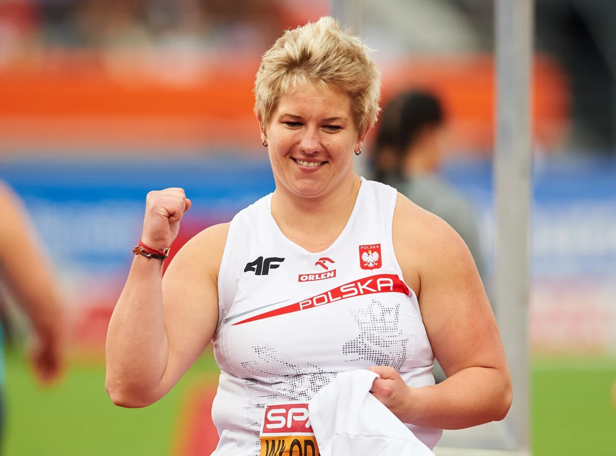 Anita Włodarczyk po raz trzeci z rzędu została mistrzynią Europy w rzucie młotem. W Amsterdamie prowadziła od pierwszej kolejki, a w najlepszej próbie uzyskała 78,14. Szóste miejsce zajęła Malwina Kopron (OŚ AZS Poznań).