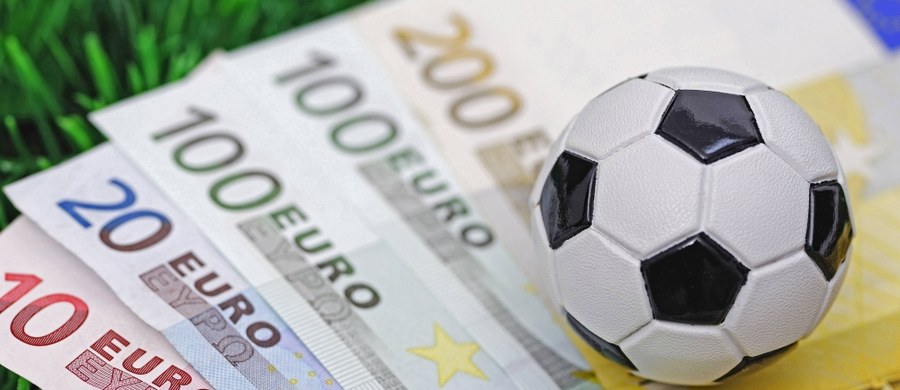 Piłkarskie mistrzostwa Europy nad Sekwaną okazały się dla UEFA dochodowym przedsięwzięciem. Jeszcze przed jutrzejszym finałem Francja - Portugalia organizacja pochwaliła się zyskiem w wysokości 830 mln, co - w porównaniu do turnieju sprzed czterech lat - oznacza wzrost o 34 proc.