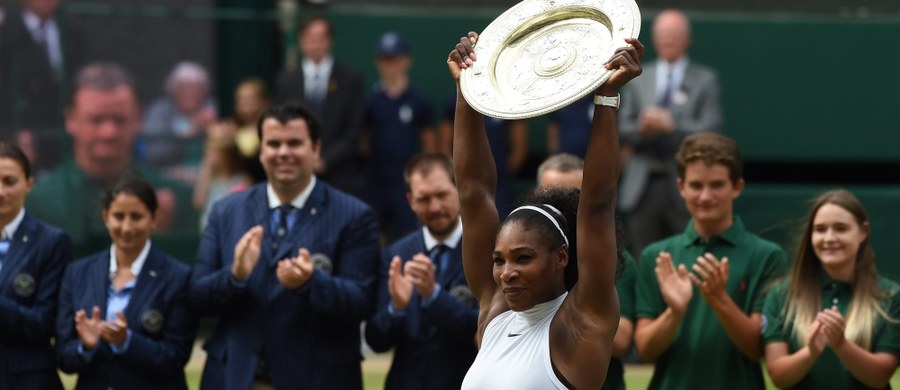 ​Broniąca tytułu i rozstawiona z "jedynką" Serena Williams pokonała Niemkę polskiego pochodzenia Angelique Kerber 7:5, 6:3 w finale Wimbledonu. Amerykańska tenisistka wygrał 22. wielkoszlemowy turniej w singlu, wyrównując rekord Niemki Steffi Graf.