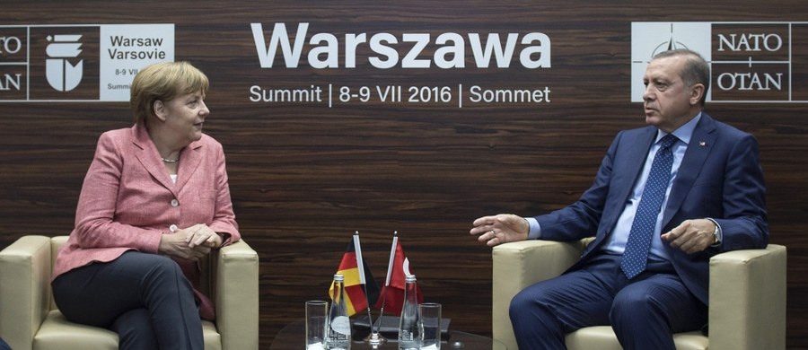 Kanclerz Niemiec Angela Merkel i prezydent Turcji Recep Tayyip Erdogan próbowali w sobotę w kuluarach szczytu NATO w Warszawie załagodzić napięte stosunki. To po tym, jak na początku czerwca parlament w Berlinie przyjął uchwałę potępiającej ludobójstwo Ormian w imperium osmańskim.