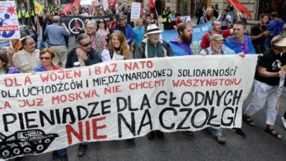 „Pieniądze dla głodnych, nie na czołgi”. Marsz w Warszawie przeciwko NATO