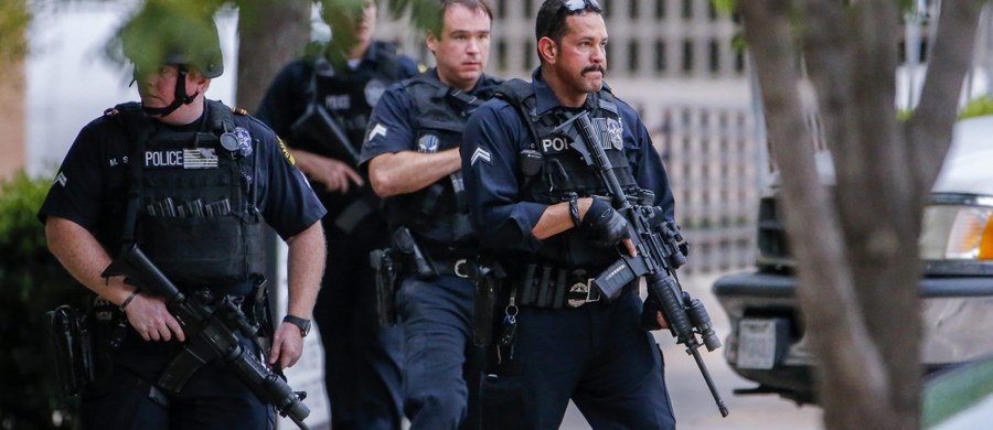 ​Komenda główna policji w Dallas poinformowała, że otrzymała anonimowe pogróżki pod adresem funkcjonariuszy w całym mieście i w związku z tym podjęła dodatkowe środki ostrożności, aby zwiększyć bezpieczeństwo. Jak podała agencja Reutera, budynek komendy głównej został otoczony kordonem policyjnym; w akcję zaangażowano funkcjonariuszy specjalnej jednostki policji SWAT.