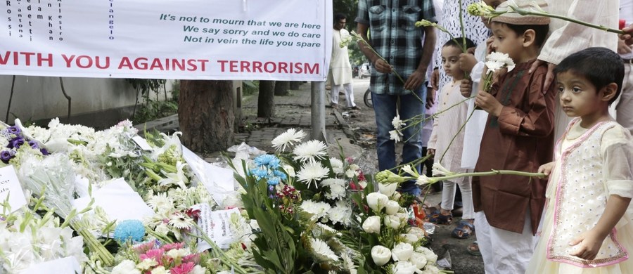 Bangladesz, po zabójczych atakach islamistów, w których zginęli studenci, zakazał nadawania programów islamskiej telewizji i wezwał uczelnie do zgłaszania list nieobecnych studentów.