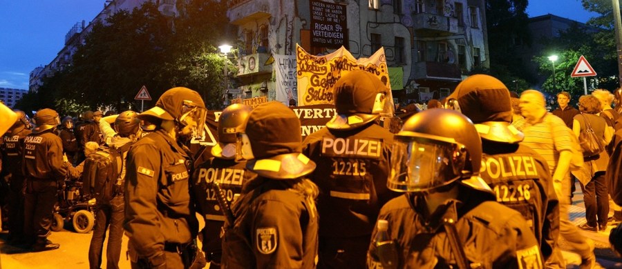 123 rannych policjantów i blisko sto zatrzymanych osób - to bilans wczorajszych i nocnych starć na ulicach Berlina. Demonstracja lewicowych aktywistów przerodziła się w walkę z policją. To najbrutalniejsze od pięciu lat wydarzeniach w stolicy Niemiec