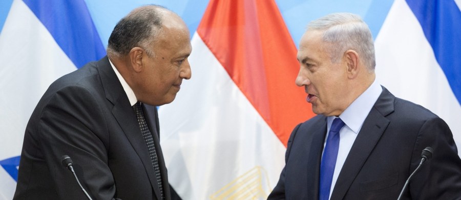 Szef egipskiej dyplomacji Sameh Szukri złożył w niedzielę wizytę w Izraelu, by spotkać się z premierem Benjaminem Netanjahu, zabiegając o wznowienie rozmów pokojowych z Palestyńczykami. To pierwsza od dziewięciu lat wizyta szefa egipskiego MSZ w Izraelu.