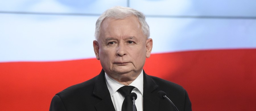 Idziemy do przodu, zmieniamy Polskę, dobra zmiana jest coraz bliżej - powiedział prezes PiS Jarosław Kaczyński, przemawiając w niedzielę przed Pałacem Prezydenckim z okazji 75. miesięcznicy smoleńskiej.