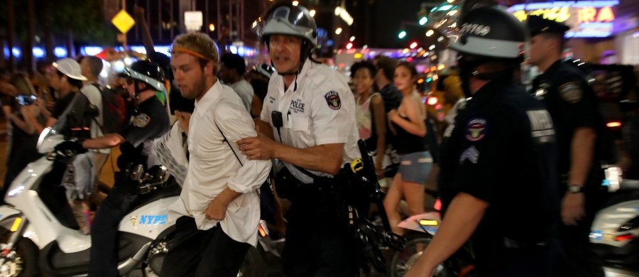 Setki demonstrantów zostało aresztowanych w nocy z soboty na niedzielę w czasie trwających od piątku protestów w stanach Luizjana i Minnesota przeciwko brutalności policji. W tych stanach policjanci zabili w czasie interwencji dwóch Afroamerykanów.