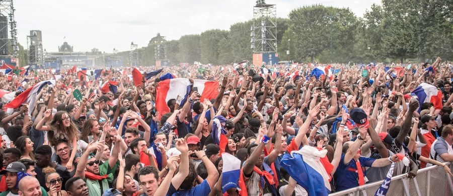 Francuska policja użyła gazu łzawiącego wobec fanów, którzy szturmowali strefę kibica pod wieżą Eiffela w Paryżu. Tysiące osób próbowały wejść przez bramki, by obejrzeć finałowy pojedynek piłkarskich mistrzostw Europy Francja - Portugalia.