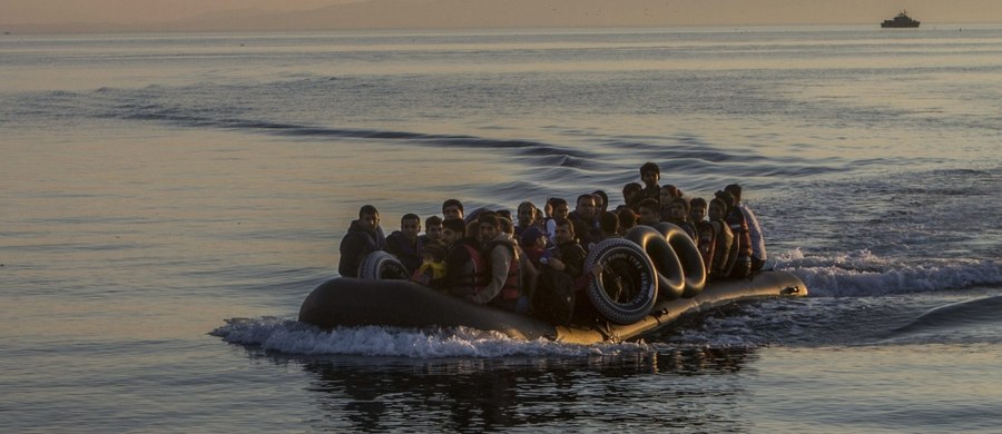 Siły morskie z europejskiej misji walczącej z przemytnikami migrantów na Morzu Śródziemnym opanowały ich statek. O sobotniej operacji w Cieśninie Sycylijskiej poinformowano w niedzielę wieczorem. Ansa podała, że podczas operacji zatrzymano trzech przemytników.