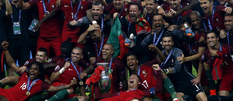 ​Portugalskie media twierdzą, że zwycięstwo w piłkarskich mistrzostwach Europy ekipy Fernando Santosa dowodzi, że drużyna z Półwyspu Iberyjskiego jest światową potęgą. Twierdzą, że kolejnym krokiem Portugalczyków będzie próba udowodnienia prymatu na mundialu w Rosji.