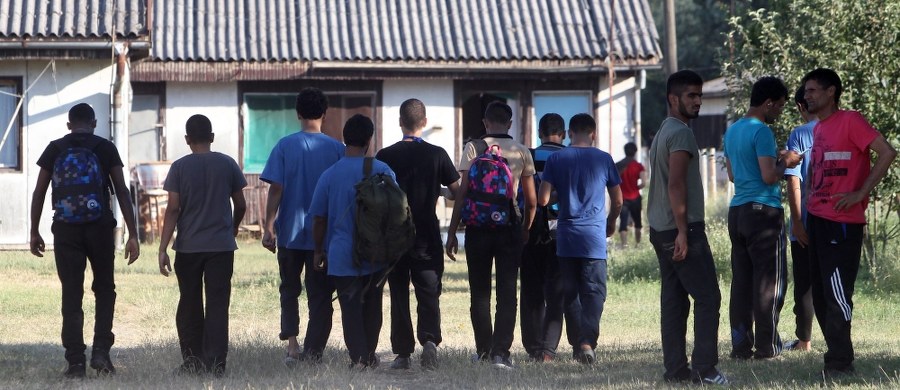 Grecka policja informuje o kolejnych przypadkach posługiwania się przez migrantów fałszywymi paszportami, na podstawie których chcą oni dostać się liniami lotniczymi do różnych państw europejskich. Podczas weekendu w portach lotniczych na wyspach Rodos i Kos zatrzymano 11 migrantów z Syrii, Iraku, Autonomii Palestyńskiej i Afganistanu. Posługując się fałszywymi paszportami chcieli polecieć do Niemiec, bądź do Szwajcarii - ujawniła grecka policja.