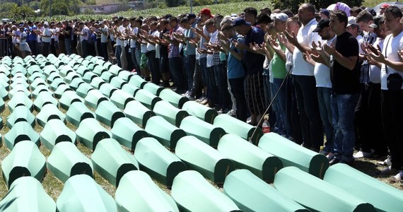 Tysiące ludzi zebrało się w bośniackiej Srebrenicy, by upamiętnić 21. rocznicę dokonanej tam największej masakry w Europie od czasu Holokaustu. W poniedziałek odbył się pogrzeb 127 nowo odnalezionych ofiar.