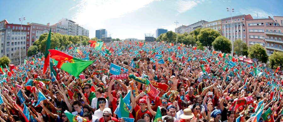 Przylot ekipy Fernando Santosa do Lizbony sparaliżował stolicę Portugalii, która od niedzielnego wieczora świętuje triumf w piłkarskim Euro. Dojazd do centrum miasta jest utrudniony od poniedziałkowego rana z powodu setek tysięcy osób, które wyległy na stołeczne ulice.