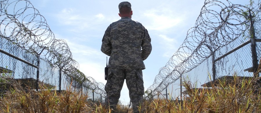 Stany Zjednoczone zwolniły z więzienia w Guantanamo na Kubie dwóch więźniów i przekazały ich do Serbii - poinformowały władze USA. W Guantanamo pozostało 76 więźniów.