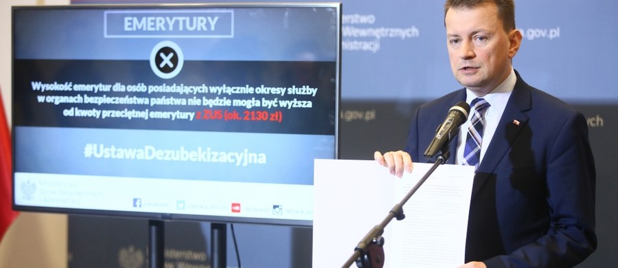 Emerytury i renty byłych funkcjonariuszy aparatu bezpieczeństwa PRL mają sięgać maksymalnie średniego świadczenia w systemie powszechnym - poinformował szef MSWiA Mariusz Błaszczak przedstawiając projekt noweli "ustawy dezubekizacyjnej". Nowe przepisy dotyczące emerytur obejmą wszystkich, którzy pracowali w Służbie Bezpieczeństwa; jeśli zostali pozytywnie zweryfikowani, zmiany obejmą tylko okres ich pracy w SB.