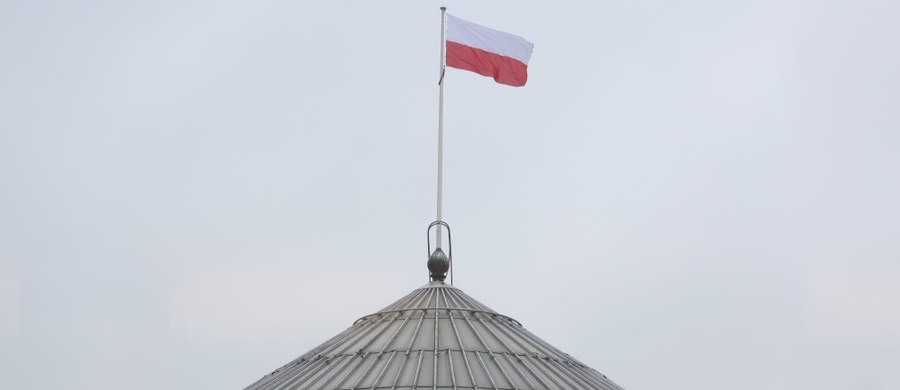 Rekordowo długie wakacje parlamentarzystów. Jak informuje "Fakt" posłowie będą w tym roku odpoczywali aż 44 dni, a senatorowie - o dwa dni więcej. 