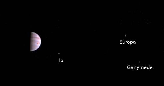 Sonda Juno, od 5 lipca krążąca na orbicie Jowisza uruchomiła swoją pokładową kamerę. NASA potwierdza, że JunoCam przetrwała przejście przez rejony silnego promieniowania, jest sprawna, a satelita przesyła już nowe zdjęcia największej planety Układu Słonecznego i otaczających ją księżyców. Na pierwsze zdjęcia wysokiej rozdzielczości trzeba będzie jednak jeszcze kilka tygodni poczekać.