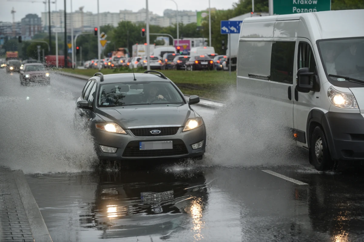 Intensywne opady deszczu na Mazowszu. Przez kilka godzin zamknięte były wejścia na dwie stacje pierwszej linii metra w Warszawie. Zalana jest również część ulic. W stolicy mieszkańcy utknęli w potężnych korkach. 