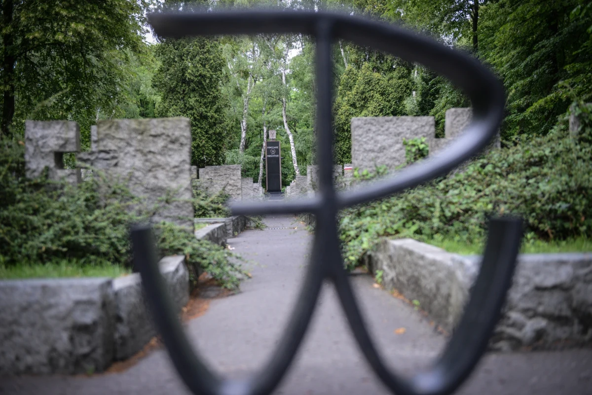 Jest odpowiedź Ministerstwa Obrony Narodowej na pytanie RMF FM o smoleński Apel Pamięci podczas obchodów rocznicy wybuchu Powstania Warszawskiego. Organizatorzy rocznicy i powstańcy nie chcą, by rota apelu pamięci, odczytywanego od 20 lat w niezmienionej formie zmieniła się. Wcześniej szef MON wydał polecenie, by w trakcie wszystkich uroczystości z udziałem wojskowej asysty honorowej odczytywano fragment poświęcony ofiarom katastrofy smoleńskiej. 