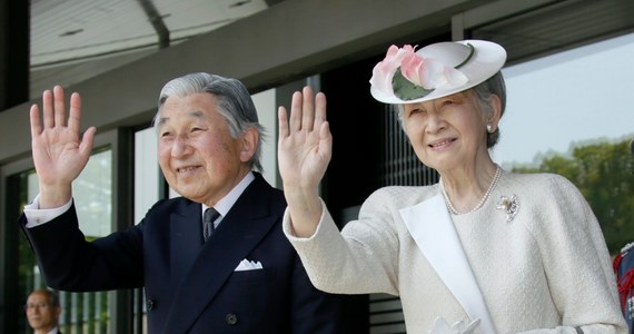 Cesarz Japonii, 82-letni Akihito, wyraził chęć abdykacji i odejścia na emeryturę w najbliższych latach - poinformował japońska telewizja NHK. Byłby to krok bezprecedensowy od 200 lat.