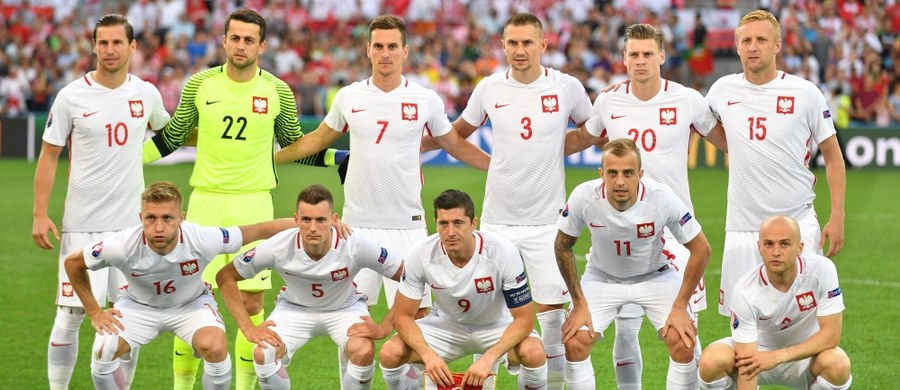Reprezentacja Polski przesunęła się na 16. miejsce w rankingu FIFA. To wyrównanie rekordu biało-czerwonych. Poprzednio tak wysoko byliśmy we wrześniu 2007 roku. Liderem zestawienia jest ciągle Argentyna. Mistrzowie Europy – Portugalczycy awansowali na 6. lokatę.