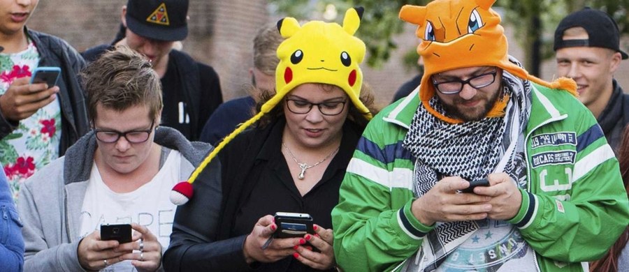 Mimo że gra mobilna Pokemon GO nie została wydana w Polsce, jest tutaj bardzo popularna. Jej fenomen polega na połączeniu świata wirtualnego z realnym. Pokemon GO to w skrócie gra mobilna, która wykorzystuje augmented reality (AR), czyli rozszerzoną rzeczywistość. Fabuła i rozgrywka oparta jest na japońskim serialu animowanym o tym samym tytule, który w Polsce po raz pierwszy emitowany był w 2000 roku. W serialu, przynajmniej na samym początku serii, do złapania było 150 pokemonów - stworków, które można trenować i wykorzystywać do pojedynków. W Pokemon GO jest tak samo, z tym wyjątkiem, że to my, a nie bohater anime jesteśmy w środku rozgrywki. 