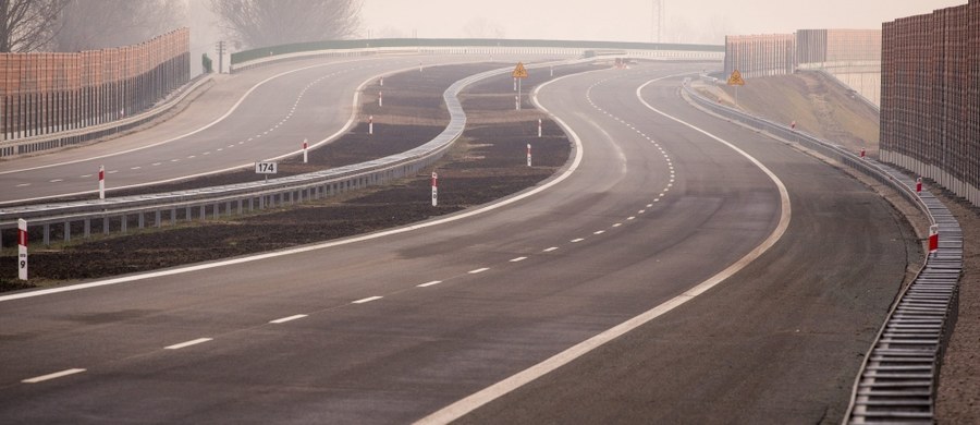 Kilkadziesiąt firm budowlanych zabiega o kontrakty na budowę trzech odcinków drogi ekspresowej S61 Szczuczyn-Raczki. Droga stanowi część trasy Via Baltica. Po ponad 20 zgłoszeń od wykonawców wpłynęło na realizację każdego odcinka - podała Generalna Dyrekcja Dróg Krajowych i Autostrad w Olsztynie.