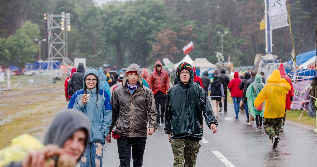 Pogoda w tym roku zdecydowanie nie rozpieszcza uczestników Przystanku Woodstock. Nad festiwalowym polem od nocy ze środy na czwartek (13/14 lipca) lało równo bez przerwy do wieczora. Deszcz sprawił, że oficjalne rozpoczęcie przesunięto na godz. 16.