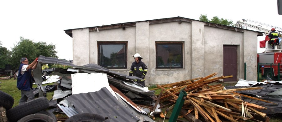 Zalane ulice, piwnice, uszkodzone dachy, połamane drzewa - to efekt nawałnic, które w czwartek przechodzą nad Polską. Tylko do godziny 15 strażacy interweniowali 550 razy. Najtrudniejsza sytuacja jest w woj. kujawsko-pomorskim, mazowieckim i wielkopolskim.