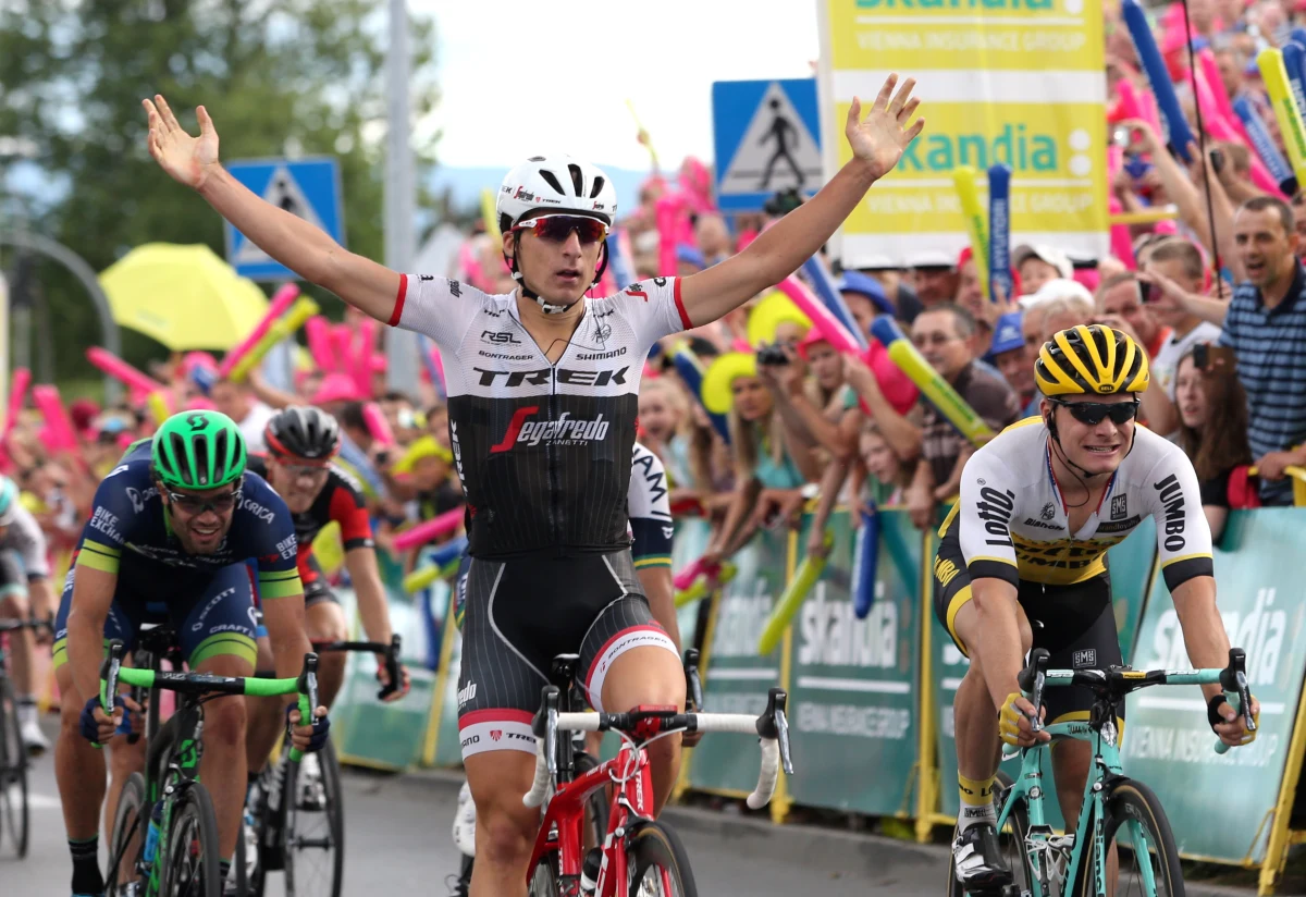 Sześciu kolarzy ucierpiało podczas kraksy na trzecim etapie wyścigu Tour de Pologne z Zawiercia do Nowego Sącza. Dwóch z nich przetransportowano do szpitala.
