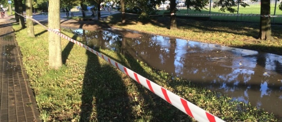 ​Poważna awaria wodociągowa w Warszawie. Przy Szpitalu Bródnowski pękł przewód wodociągowy o średnicy 200 milimetrów.