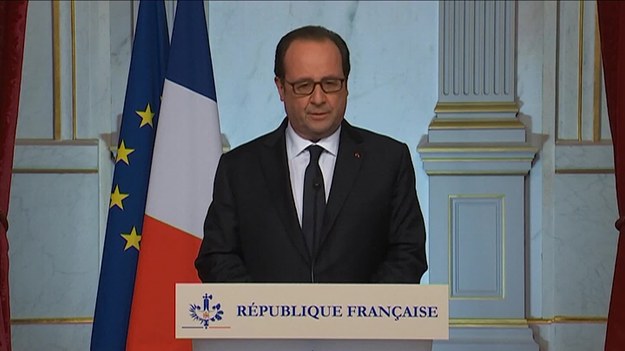 Prezydent Francji Francois Hollande ogłosił, że obowiązujący do ostatniego tygodnia lipca stan wyjątkowy zostanie przedłużony o trzy miesiące.


„Mamy zamiar utrzymać stan wyjątkowy, co umożliwi nam zmobilizowanie 10 tys. żołnierzy, nie licząc żandarmerii i policji. Podjąłem także decyzję o skorzystaniu z rezerwy operacyjnej. Chodzi o tych wszystkich, którzy sprawowali służbę wojskową, bądź byli w rezerwie”.


„Uznałem, że stan wyjątkowy, który miał zakończyć się 26 lipca, zostanie przedłużony o trzy miesiące. Projekt ustawy zostanie przedstawiony parlamentowi w przyszłym tygodniu. Nic nie zatrzyma nas w walce z terroryzmem. Zamierzamy jeszcze bardziej wzmocnić nasze działania w Syrii i w Iraku i będziemy uderzać dokładnie w tych, którzy atakują nas na naszej własnej ziemi i w swoich kryjówkach”.


„Razem z premierem (Manuel Valls – przyp. Red.) pojadę do Nicei wspierać miasto i jego urzędników w tej gehennie. Zmobilizujemy wszystkie niezbędne środki. Francja staje wobec nowej tragedii i jest przerażona tym, co się stało. Wykorzystano ciężarówkę, by zabijać ludzi, którzy przyszli świętować 14 lipca (święto Francji). Francja płacze, ale jest silna i będzie zawsze silniejsza niż fanatycy, którzy chcą w nią uderzyć”. 