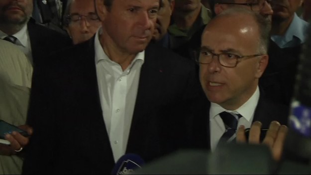 W nocy do Nicei, na miejsce zamachu, udał się minister spraw wewnętrznych Francji Bernard Cazeneuve. Francuski minister poinformował, że w ataku ciężarówki na nadmorskiej alei w Nicei zginęło 80 osób, a kolejnych 18 jest w stanie krytycznym. Jest też wielu rannych. Z najnowszych informacji wynika, że bilans ofiar to 84 osoby.


"Jesteśmy w stanie wojny z terrorystami, którzy chcą uderzyć w nas za wszelką cenę i w bardzo gwałtowny sposób. Wymaga to od nas silnej mobilizacji".


"Zdecydowałem się wysłać 70 dodatkowych policjantów sądowych i techników, którzy przy wykorzystaniu najnowszej technologi, będą mogli identyfikować ciała ofiar, by szybciej oddać je rodzinom. Zapewnimy także wszystkim pomoc psychologiczną".