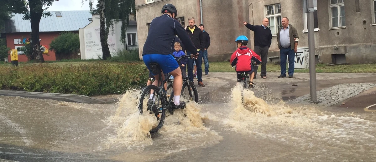 W Trójmieście, przez cały czwartek i noc z czwartku na piątek padał ulewny deszcz. Zanotowano liczne podtopienia, awarie prądu, utrudnienia w ruchu tramwajowym. Trwa paraliż komunikacyjny w Gdańsku. Opóźnione pociągi Szybkiej Kolei Miejskiej, nie kursuje część linii tramwajowych i zakorkowane są główne ulice. Wiele osób po prostu zawraca i rezygnuje z dojazdu do pracy.  