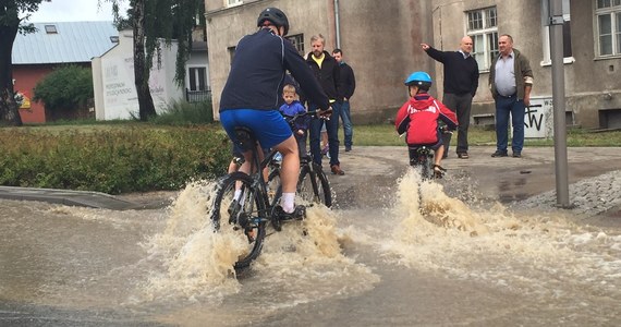 W Trójmieście, przez cały czwartek i noc z czwartku na piątek padał ulewny deszcz. Zanotowano liczne podtopienia, awarie prądu, utrudnienia w ruchu tramwajowym. Trwa paraliż komunikacyjny w Gdańsku. Opóźnione pociągi Szybkiej Kolei Miejskiej, nie kursuje część linii tramwajowych i zakorkowane są główne ulice. Wiele osób po prostu zawraca i rezygnuje z dojazdu do pracy.  