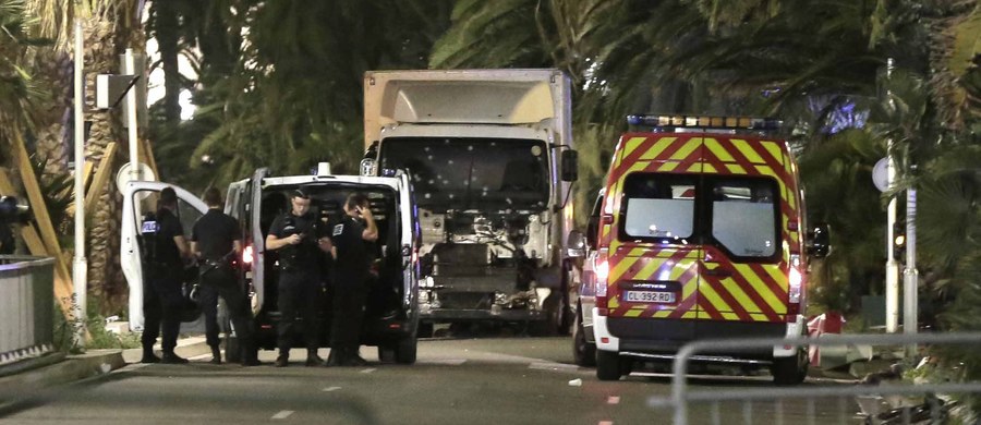 "Kiedyś obawialiśmy się ciężarówek pełnych materiałów wybuchowych. Teraz musimy martwić się o zwykłe ciężarówki, które mogą zostać wykorzystane jako broń" - ocenia na łamach serwisu CNN ekspert do spraw bezpieczeństwa Peter Bergen. To jego komentarz po krwawej masakrze w Nicei, w której zginęły co najmniej 84 osoby. Napastnik wjechał ciężarówką w zebrany na Bulwarze Anglików tłum. 