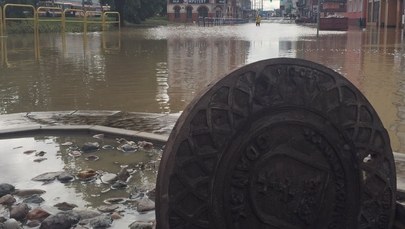 W Gdańsku woda przelała się przez korony wałów. 10-metrowe wyrwy