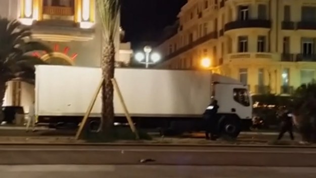 Film ukazujący szturm policjantów na ciężarówkę terrorysty, który dokonał zamachu w Nicei.