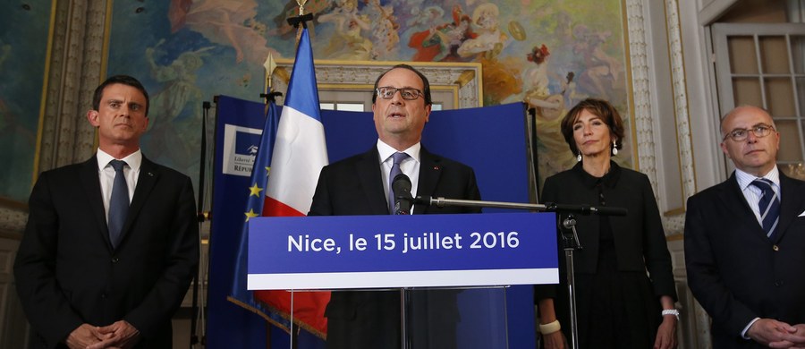 Prezydent Francois Hollande, który przybył do Nicei, gdzie dzień wcześniej zginęły w zamachu 84 osoby, ostrzegł, że kraj czeka walka z terroryzmem "która potrwa długo". 