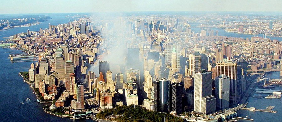 Dzisiaj mija 15 lat od katastrofalnego zamachu terrorystycznego na wieże World Trade Center w Nowym Jorku. "To wydarzenie kazało nam się zwrócić bardziej ku sobie samym i zapytać się kim jesteśmy, czego mamy bronić, bo chodziło o to, że 11 września był swego rodzaju sytuacją ataku na kulturę, cywilizację, społeczeństwo, nie tylko amerykańskie" - mówi w rozmowie z RMF FM profesor Bohdan Szklarski, amerykanista z Uniwersytetu Warszawskiego. 