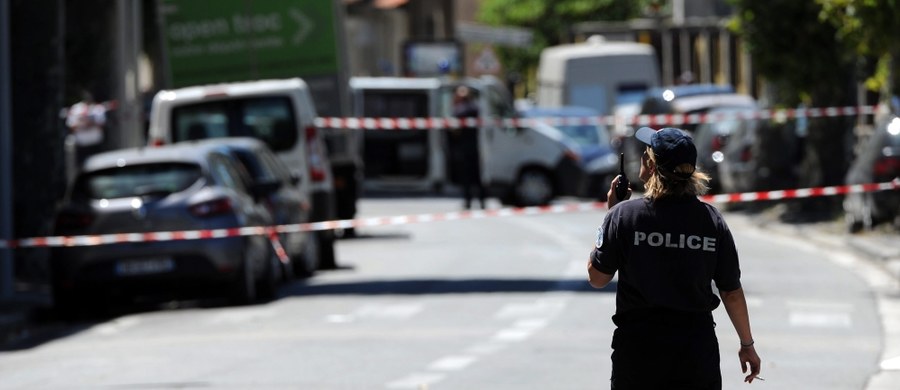 Sprawca ataku terrorystycznego w Nicei Mohamed Lahouaiej Bouhlel nie miał nic wspólnego z islamskim ekstremizmem – tak przynajmniej twierdzą jego sąsiedzi. 31-letni Tunezyjczyk w nocy z czwartku na piątek wjechał ciężarówką w tłum ludzi na bulwarze w Nicei. Do tragedii doszło podczas pokazu sztucznych ogni podczas Dnia Bastylii. Zginęły 84 osoby, ponad 200 zostało rannych. W sobotę policja zatrzymała trzy osoby, które mogą mieć związek z atakiem. W sumie przesłuchanych zostało pięć osób z bliskiego otoczenia terrorysty. Również jego była żona. 