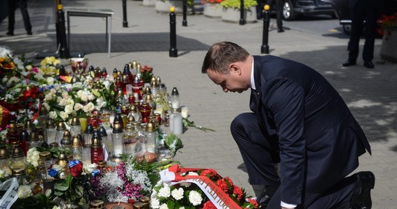 Jest wysoce prawdopodobne, że w zamachu w Nicei zginęły także dwie Polki spod Myślenic - powiedział w sobotę prezydent Andrzej Duda, który złożył kwiaty przed Ambasadą Francji w Warszawie oraz wpisał się do księgi kondolencyjnej.
