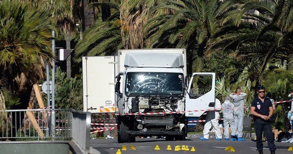 Organizacja Państwo Islamskie (IS) w sobotę przyznała się do odpowiedzialności za zamach w Nicei we Francji. W czwartek w tłum świętujący Dzień Bastylii wjechała ciężarówka, zabijając 84 osoby. "Sprawca operacji przeprowadzonej w Nicei jest żołnierzem Państwa Islamskiego. Przeprowadził ją w odpowiedzi na apele do brania na cel obywateli krajów koalicji walczącej z Państwem islamskim" - poinformowała powiązana z dżihadystami agencja Al-Amak.
