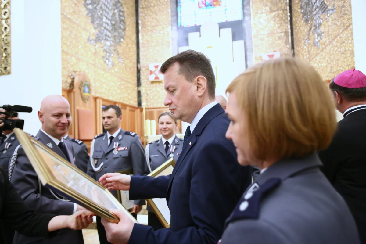 Kilkudziesięciu policjantów zostało odznaczonych, a kilkunastu awansowanych na wyższe stopnie oficerskie podczas sobotnich uroczystości z okazji święta policji zorganizowanej na Zamku Królewskim w Warszawie. Po odśpiewaniu hymnu narodowego minutą ciszy uczczono pamięć ofiar zamachu w Nicei.