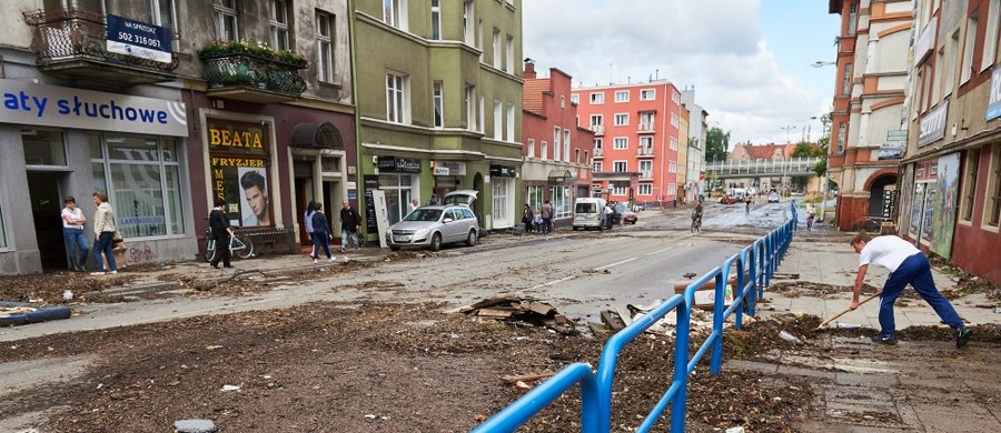 Ewakuacja 14-piętrowego bloku w Gdańsku. Powodem były pęknięcia, które po ostatnich ulewach pojawiły się w piwnicy. 
