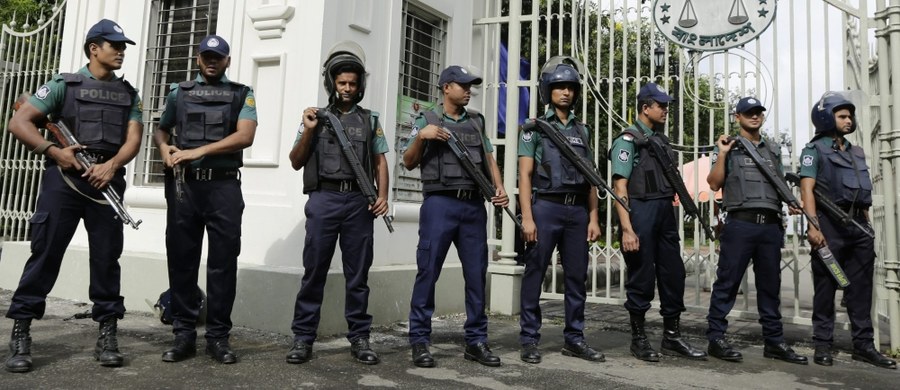 Policja metropolitalna w Dhace aresztowała w sobotę trzy osoby, które wynajęły lokal sprawcom ataku na restaurację w ekskluzywnej dzielnicy Dhaki. Do zdarzenia doszło 2 lipca. Zatrzymani nie powiadomili o najmie policji. Przepisy obowiązujące w Bangladeszu nakazują rejestrację lokatorów.