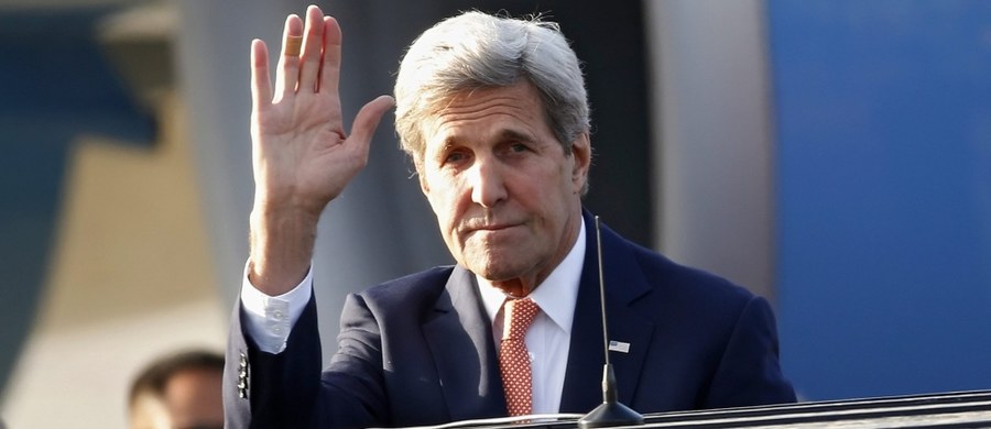 Sekretarz stanu John Kerry zaapelował w rozmowie telefonicznej z ministrem spraw zagranicznych Turcji Mevlutem Cavusoglu, aby Ankara z większym umiarem wypowiadała się na temat możliwych powiązań puczystów z zagranicą i unikała gołosłownych oskarżeń pod adresem USA.