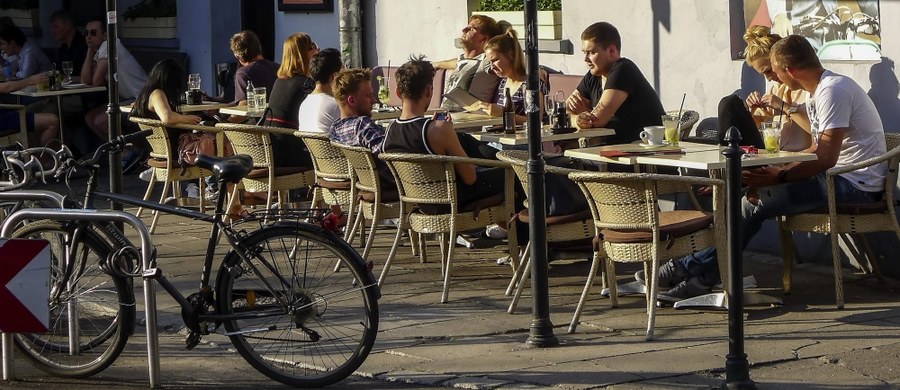 Pijana 26-latka staranowała samochodem ogródek restauracyjny w Krynicy Morskiej. Do zdarzenia doszło około 17.30 niedaleko centrum nadmorskiego miasta. Na szczęście nikomu nic się nie stało.